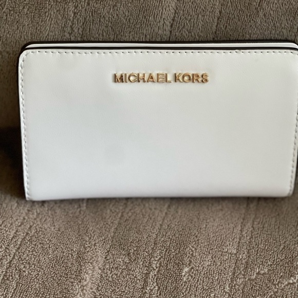 Michaels Kors white purse with matching wallet. - Picture 6 of 6